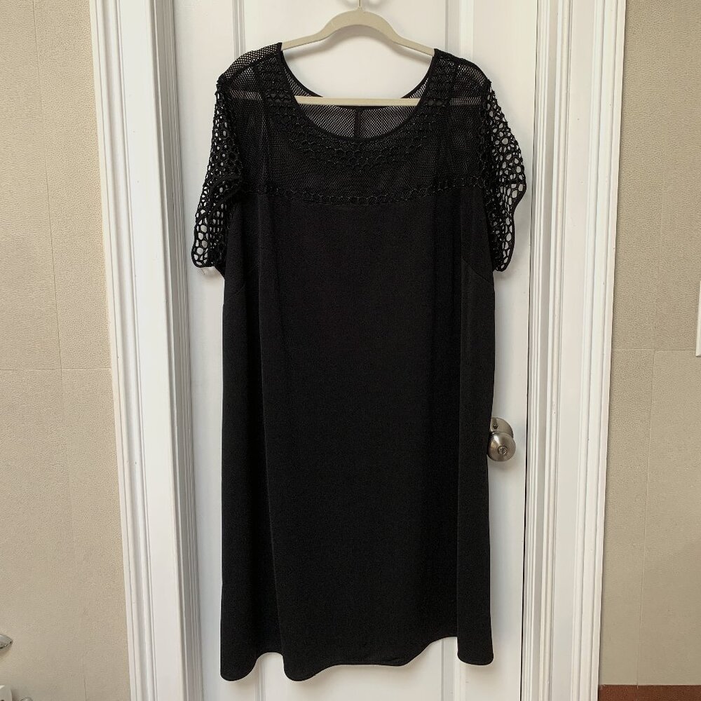 PRE-OWNED         BLACK PARTY DRESS WITH MESH  PLUS SIZE 24W-3X KNEE LENGTH